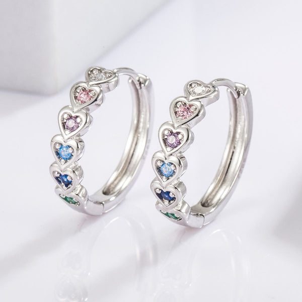 Pendientes Huggie de corazón con circonitas incrustadas en plata de ley 925